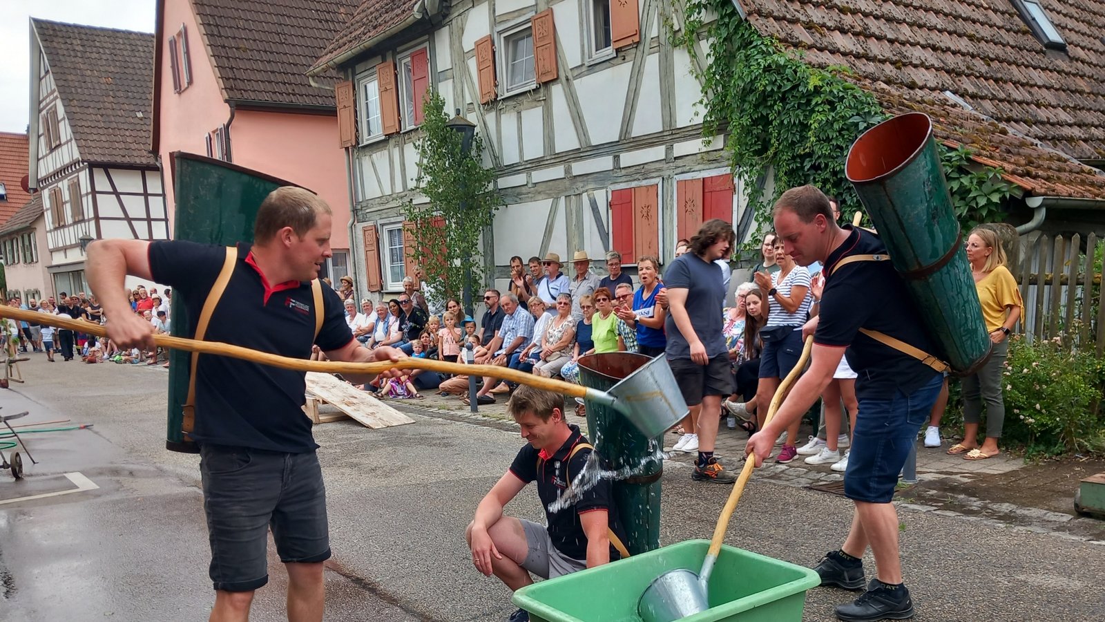 Feucht-fröhlicher Buttenlauf durch die Ochsenbacher Dorfmitte. Foto: Glemser