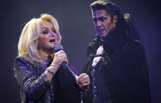 Bonnie Tyler war im Oktober 2022 Stargast bei der Jubliläumsshow von „Tanz der Vampire“ im Stuttgarter Stage Palladium Theater und sang gemeinsam mit dem Graf-von-Krolock-Darsteller Filippo Strocch ein Duett.<span class='image-autor'>Lichtgut/Julian Rettig</span>