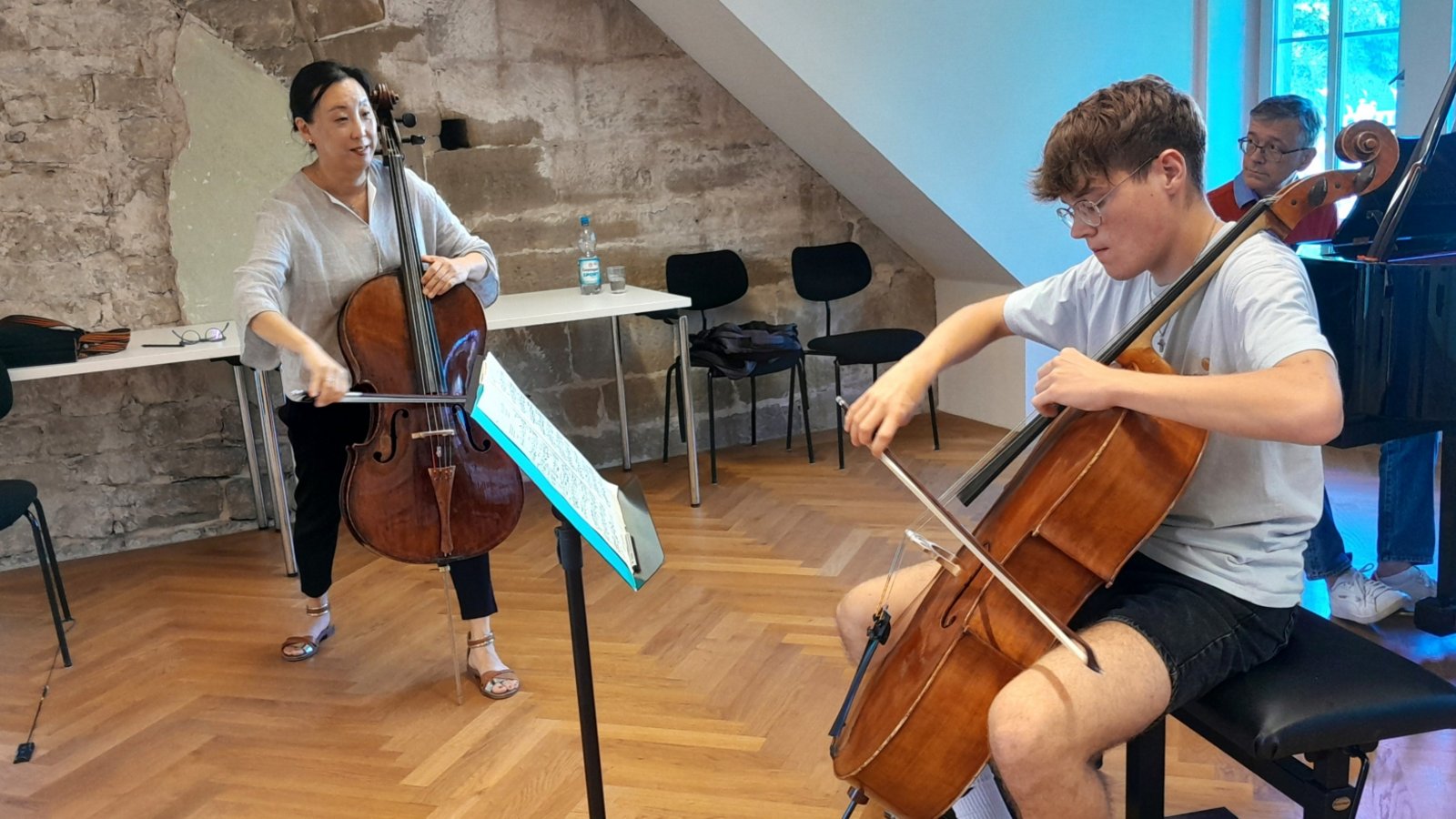 Kilian Ecker (19) folgt genau dem Fingersatz, den ihm die Cellistin und Musikpädagogin Hyun-Jung Berger empfiehlt. Am Flügel Pianist und Liedbegleiter Andreas Kersten.