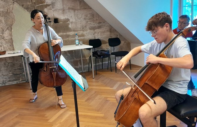 Kilian Ecker (19) folgt genau dem Fingersatz, den ihm die Cellistin und Musikpädagogin Hyun-Jung Berger empfiehlt. Am Flügel Pianist und Liedbegleiter Andreas Kersten.