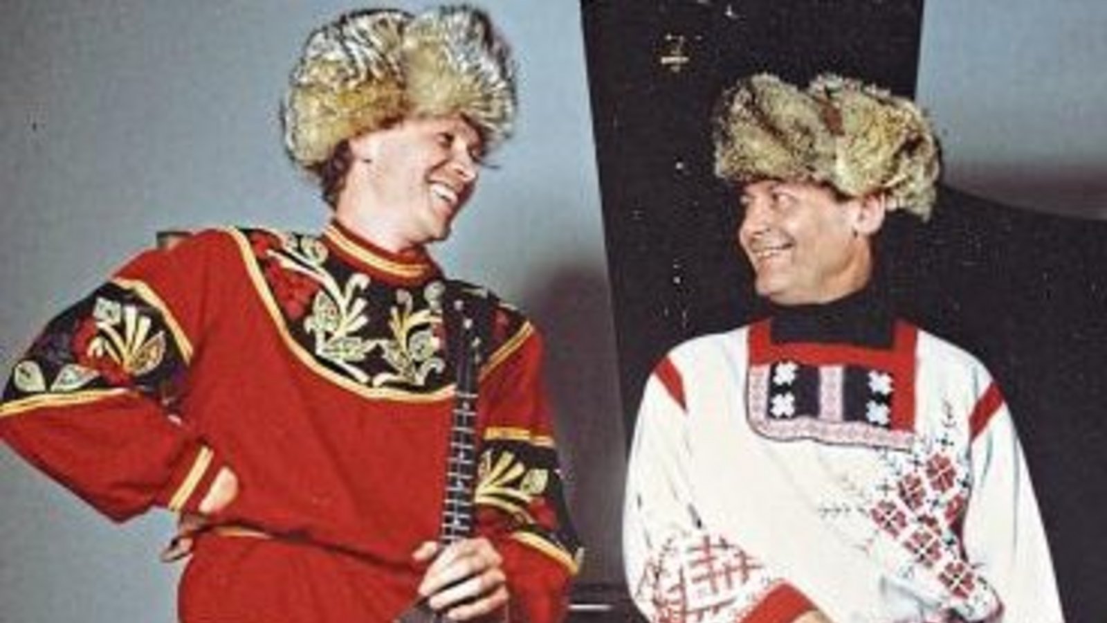Alexander Burmistrov (links) beherrscht die Balalaika auf Weltniveau. Ihm steht der Konzertpianist Heiner Costabél zur Seite. Foto: p Alexander Burmistrov (links) beherrscht die Balalaika auf Weltniveau. Ihm steht der Konzertpianist Heiner Costabél zur Seite. Foto: p