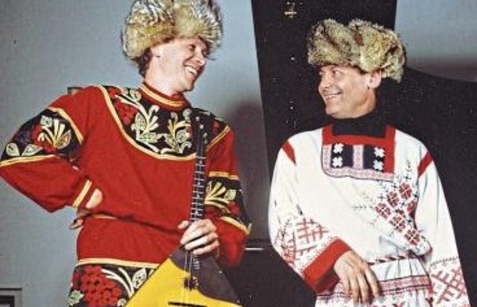 Alexander Burmistrov (links) beherrscht die Balalaika auf Weltniveau. Ihm steht der Konzertpianist Heiner Costabél zur Seite.  Foto: p