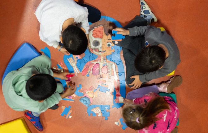 Spielend lernen: Während die Schule für Eltern kostenfrei ist, müssen für frühkindliche Bildung meist Beiträge gezahlt werden.<span class='image-autor'>Sebastian Kahnert/dpa</span>