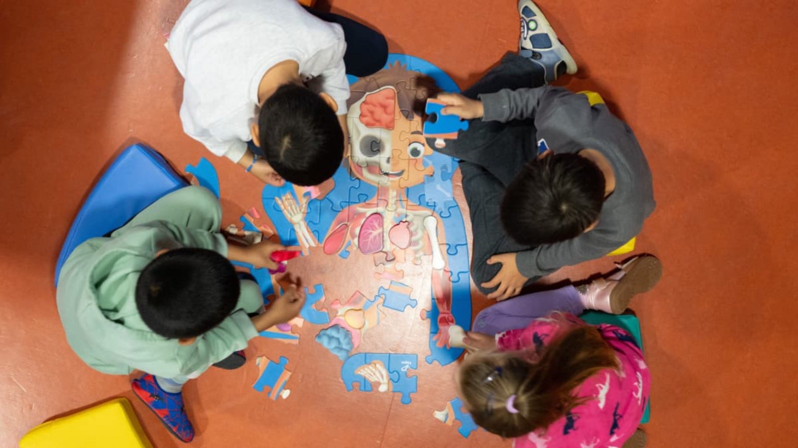 Spielend lernen: Während die Schule für Eltern kostenfrei ist, müssen für frühkindliche Bildung meist Beiträge gezahlt werden.Sebastian Kahnert/dpa Spielend lernen: Während die Schule für Eltern kostenfrei ist, müssen für frühkindliche Bildung meist Beiträge gezahlt werden.Sebastian Kahnert/dpa