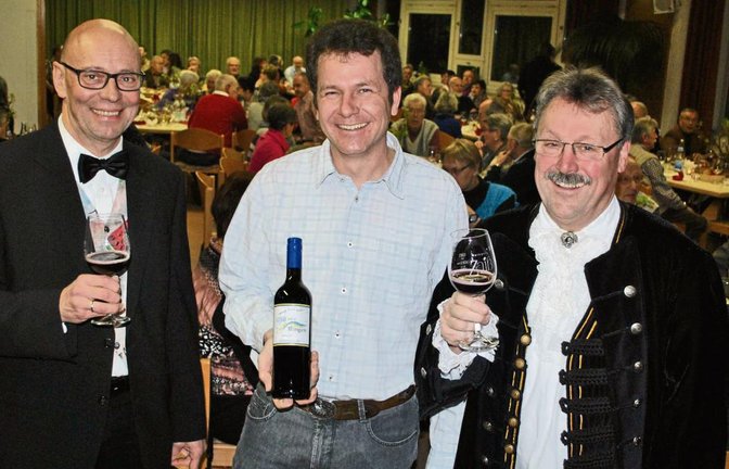 Thomas Knodel (von links), Sebastian Zaiß und Roland Straub luden zur unterhaltsamen Weinprobe.  Fotos: Stahlfeld