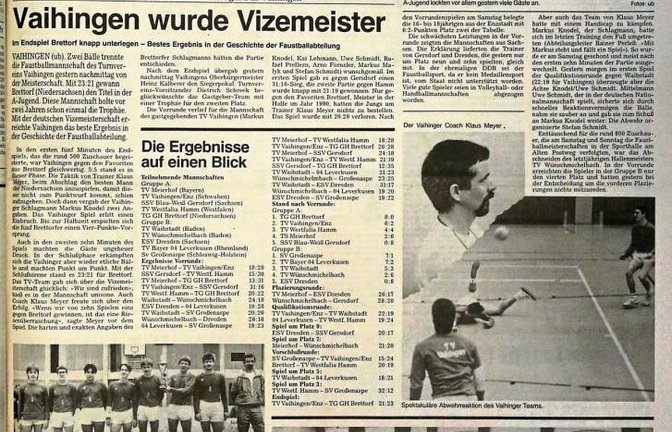 Eine ganze Sonderseite widmete die Vaihinger Kreiszeitung 1992 der Vizemeisterschaft der U-18-Faustballer des TV Vaihingen in der Sporthalle am Alten Postweg. Foto: Küppers