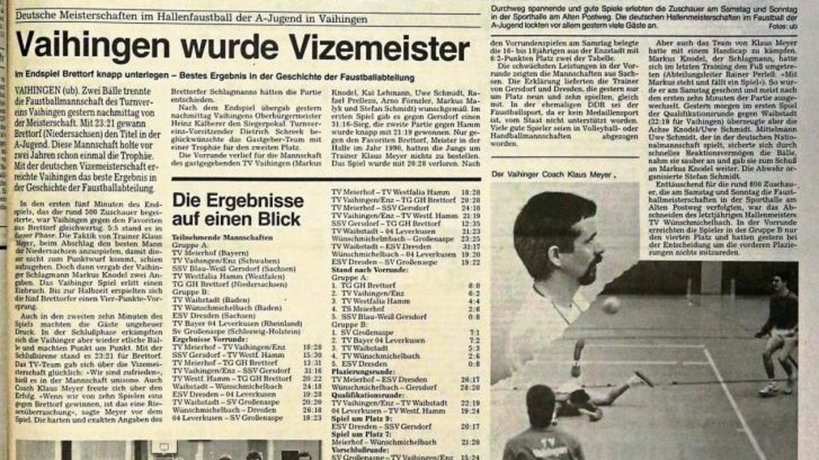 Eine ganze Sonderseite widmete die Vaihinger Kreiszeitung 1992 der Vizemeisterschaft der U-18-Faustballer des TV Vaihingen in der Sporthalle am Alten Postweg. Foto: Küppers Eine ganze Sonderseite widmete die Vaihinger Kreiszeitung 1992 der Vizemeisterschaft der U-18-Faustballer des TV Vaihingen in der Sporthalle am Alten Postweg. Foto: Küppers