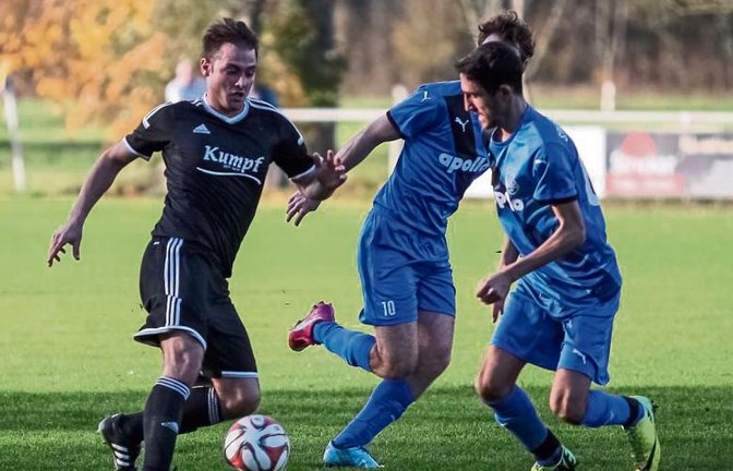 Der Unterriexinger Fatih Durmus (von links) setzt sich gegen seine Besigheimer Kontrahenten Marc Kaminski und Sidar Tan durch und gewinnt letztlich mit 4:0. Foto: Simecek