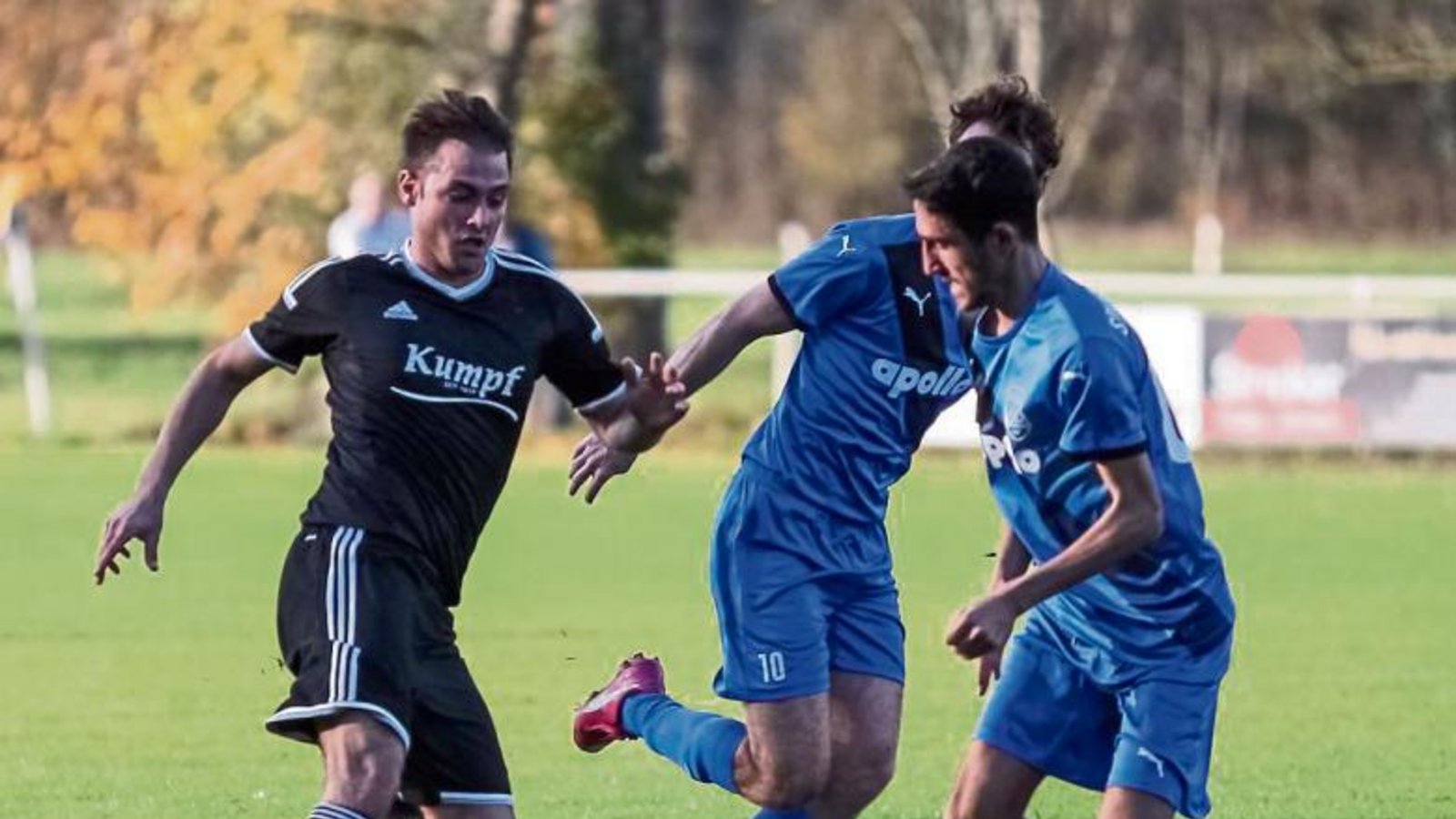 Der Unterriexinger Fatih Durmus (von links) setzt sich gegen seine Besigheimer Kontrahenten Marc Kaminski und Sidar Tan durch und gewinnt letztlich mit 4:0. Foto: Simecek Der Unterriexinger Fatih Durmus (von links) setzt sich gegen seine Besigheimer Kontrahenten Marc Kaminski und Sidar Tan durch und gewinnt letztlich mit 4:0. Foto: Simecek