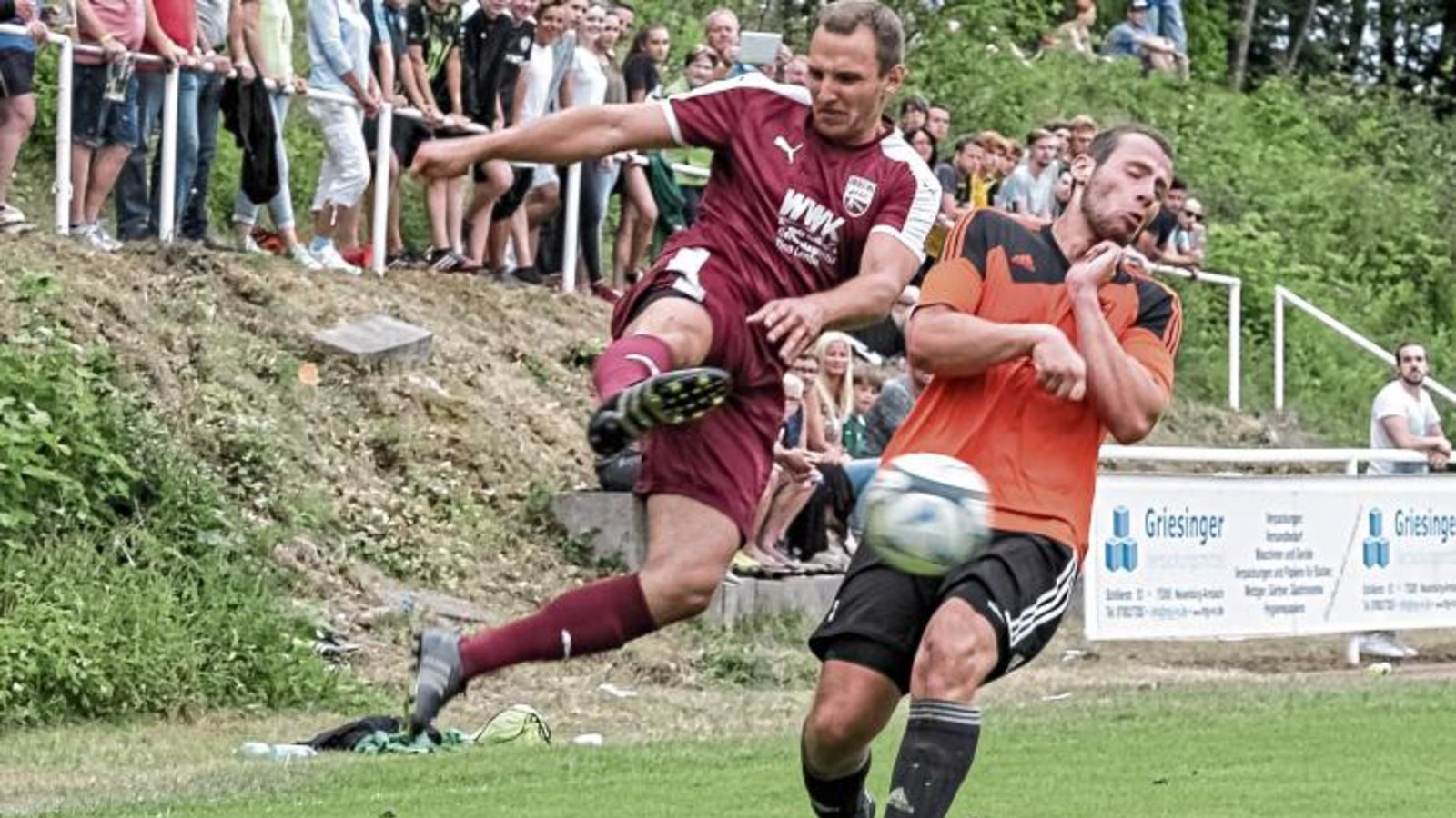 Der TSV Kleinglattbach (rechts Mathias Geiger) hat beim Vaihinger Stadtpokal das Finale gegen Riet gewonnen. Gegen Iptingen am Sonntag rechnet sich Trainer Arnold wenig aus. Foto: Simecek Der TSV Kleinglattbach (rechts Mathias Geiger) hat beim Vaihinger Stadtpokal das Finale gegen Riet gewonnen. Gegen Iptingen am Sonntag rechnet sich Trainer Arnold wenig aus. Foto: Simecek