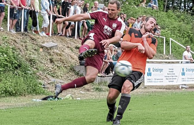 Der TSV Kleinglattbach (rechts Mathias Geiger) hat beim Vaihinger Stadtpokal das Finale gegen Riet gewonnen. Gegen Iptingen am Sonntag rechnet sich Trainer Arnold wenig aus. Foto: Simecek