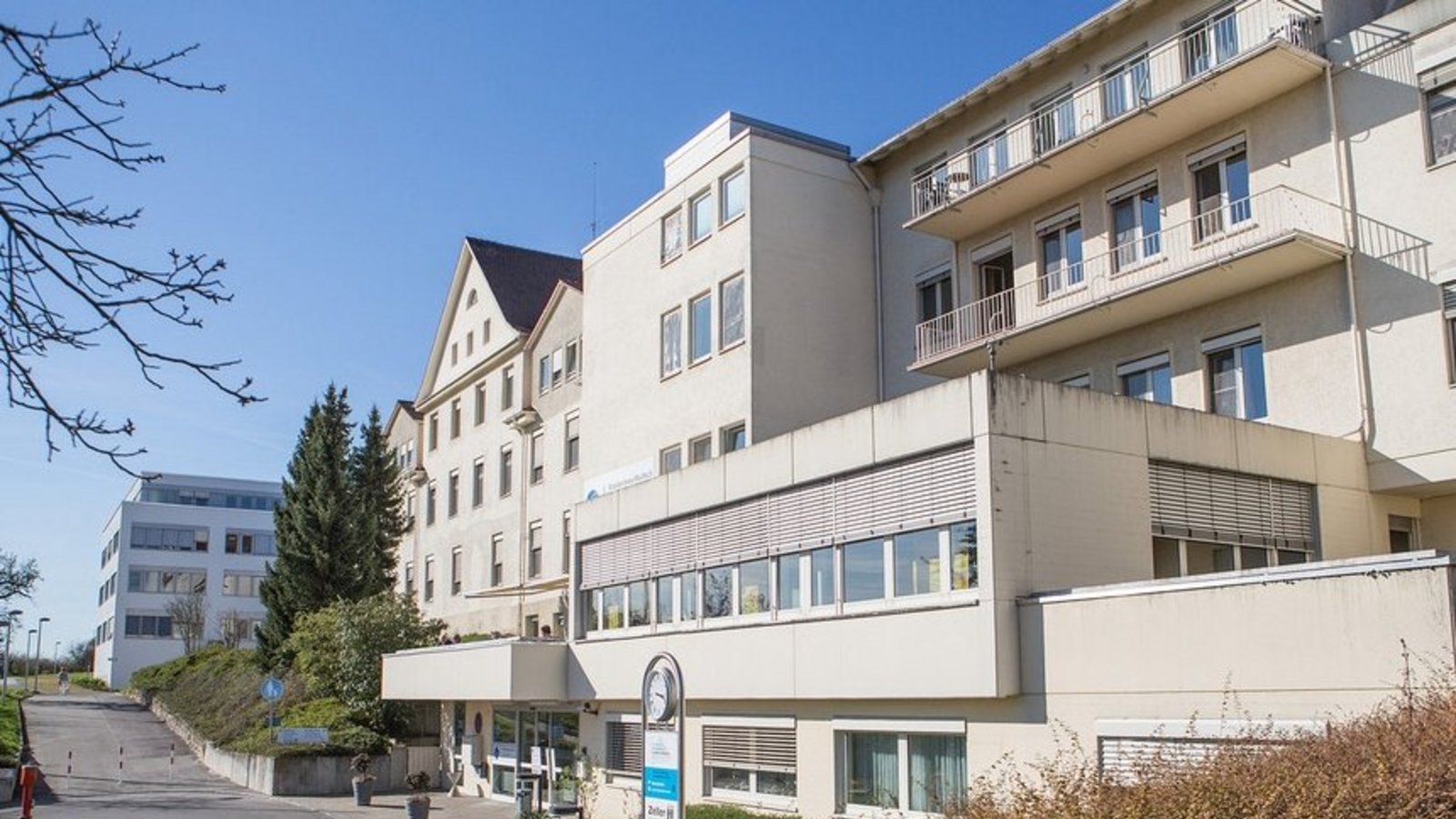 Der Altbau des Marbacher Krankenhauses, das seit 2020 keinen stationären Betrieb mehr hat, soll abgerissen werden. Der Neubau (hinten links), in dem sich ein Ärztehaus befindet, soll ebenso wie das gesamte Gelände an einen oder mehrere Investoren gehen. Archivfoto: RKH