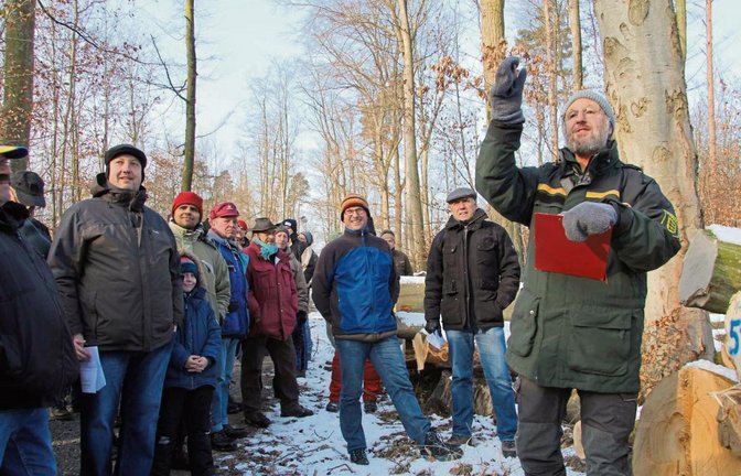 Revierförster Wolfgang Steinacker (rechts) nimmt die Gebote im Sekundentakt auf.