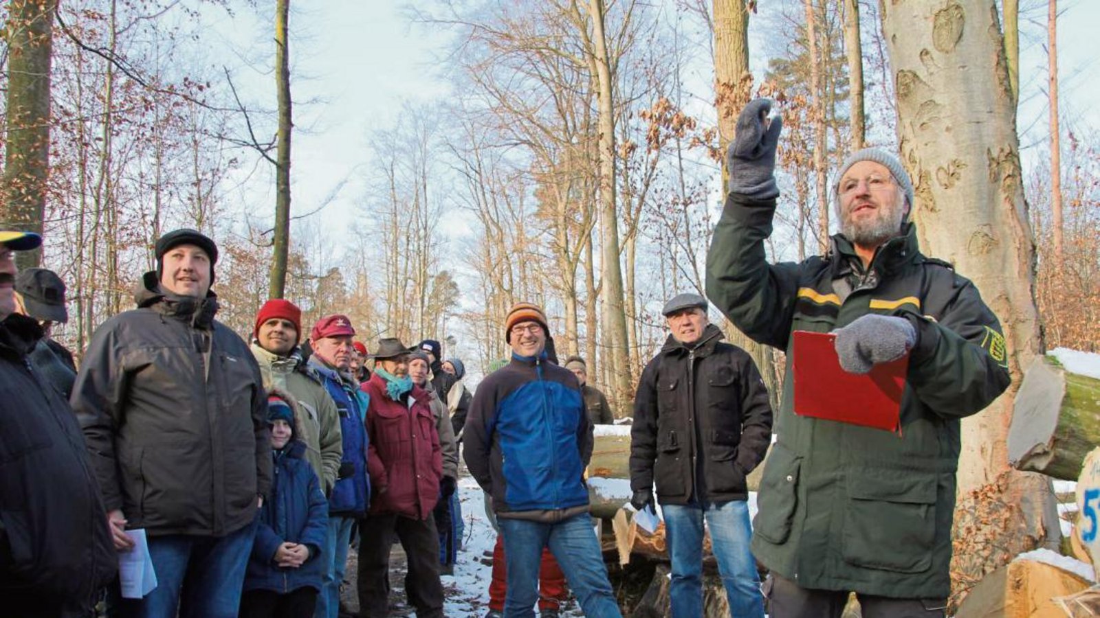Revierförster Wolfgang Steinacker (rechts) nimmt die Gebote im Sekundentakt auf. Revierförster Wolfgang Steinacker (rechts) nimmt die Gebote im Sekundentakt auf.