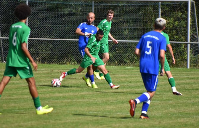 Der FSV Deufringen (in Blau) rennt seiner Form aus der Vorsaison hinterher: Gegen den TV Altdorf setzte es eine 2:6-Schlappe.<span class='image-autor'>Michael Schwartz</span>