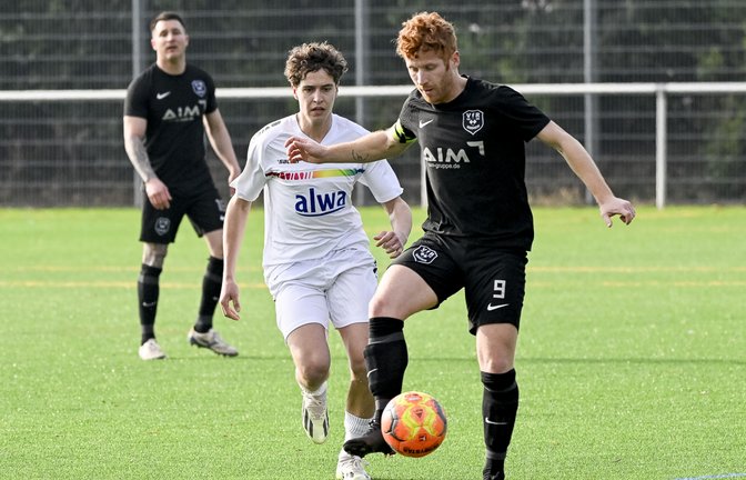 Sersheims Fabian Antoni (rechts) und Kai Schopper kämpfen um den Ball. <span class='image-autor'>Foto: Leitner</span>