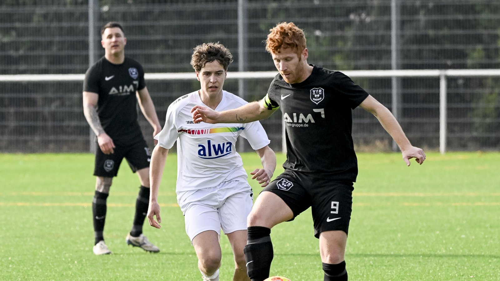 Sersheims Fabian Antoni (rechts) und Kai Schopper kämpfen um den Ball. Foto: Leitner Sersheims Fabian Antoni (rechts) und Kai Schopper kämpfen um den Ball. Foto: Leitner
