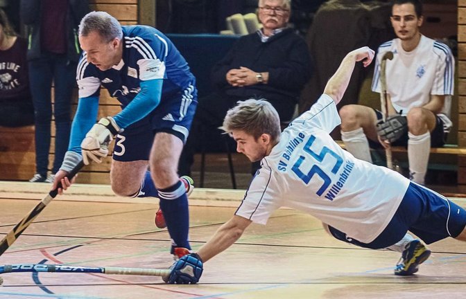 Jakob Brandauer (links) lässt Böblingens Hendrik Willenbrink aussteigen. Am Ende reicht es für den Vaihinger und den Club an der Enz nur zu einem 2:2-Unentschieden. Foto: Simecek