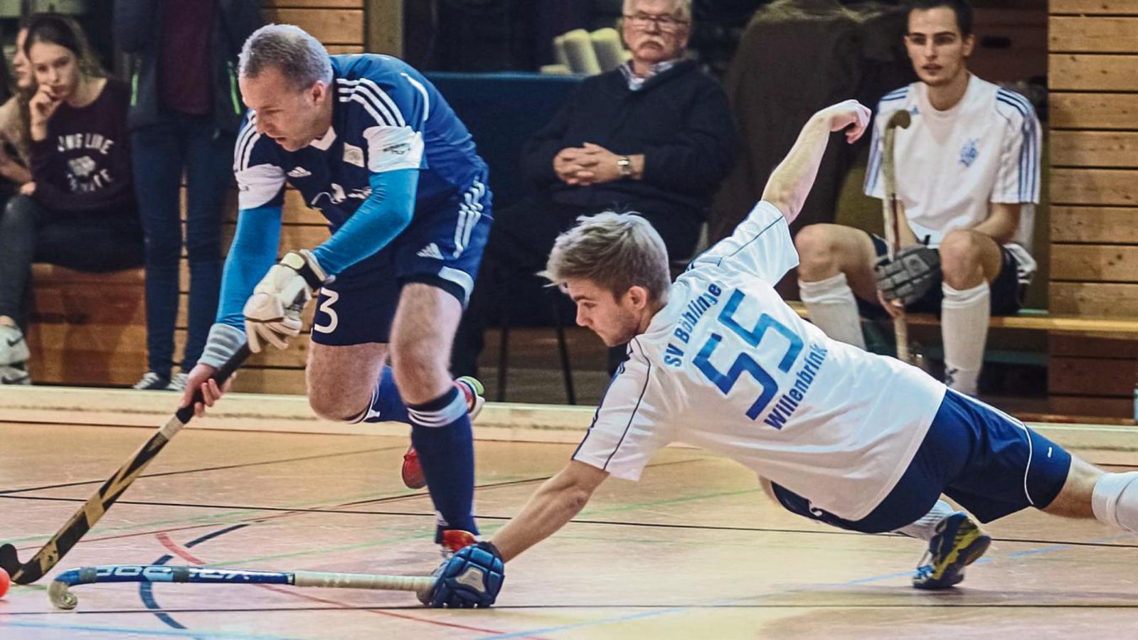Jakob Brandauer (links) lässt Böblingens Hendrik Willenbrink aussteigen. Am Ende reicht es für den Vaihinger und den Club an der Enz nur zu einem 2:2-Unentschieden. Foto: Simecek