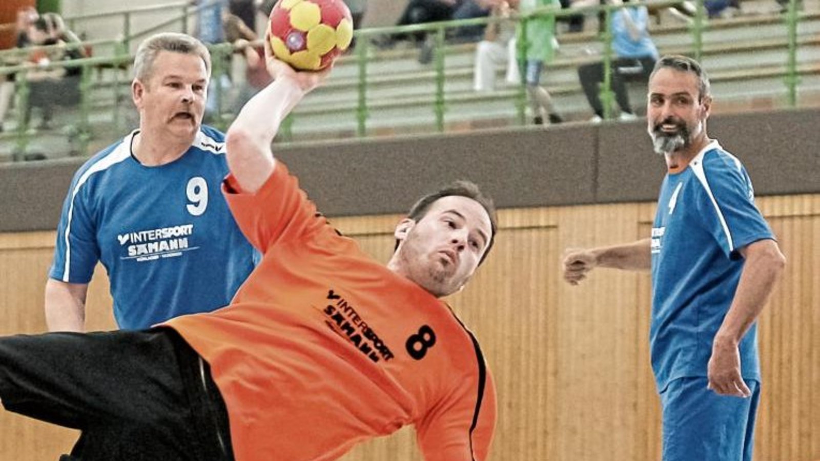 Heiko Gräther segelt im Trikot der SVI-Legenden aufs Tor zu, während Hartmut Schmitt (links) und Patrick Bolz die Aktion beobachten. Foto: Simecek