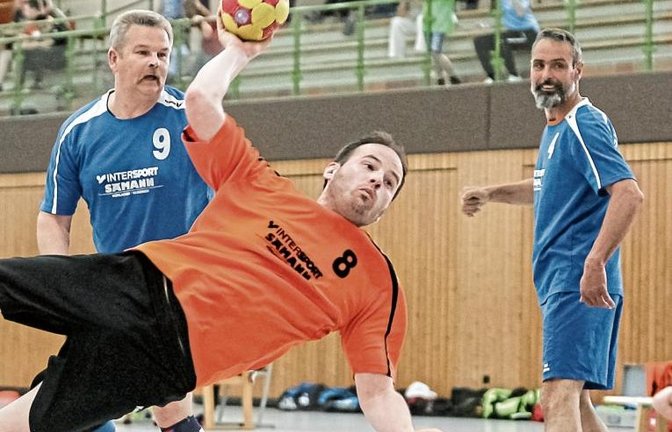 Heiko Gräther segelt im Trikot der SVI-Legenden aufs Tor zu, während Hartmut Schmitt (links) und Patrick Bolz die Aktion beobachten. Foto: Simecek