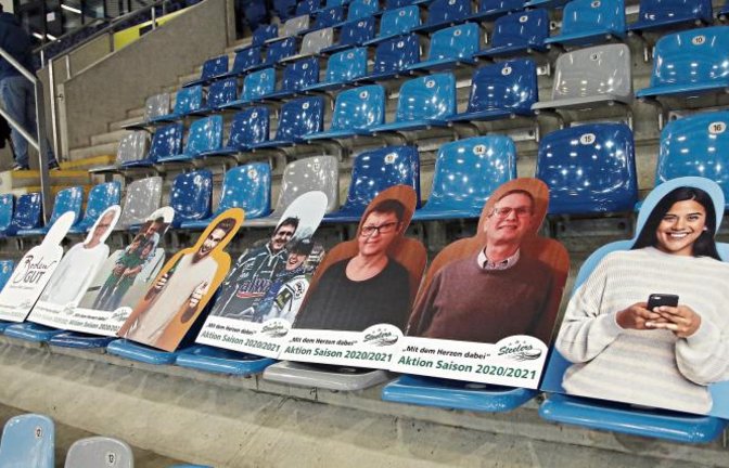 Die ersten Fans aus Pappe haben am Sonntagabend beim Heimspiel gegen Frankfurt auf der Tribüne der Ege-Trans-Arena Platz genommen.  Foto: Avanti