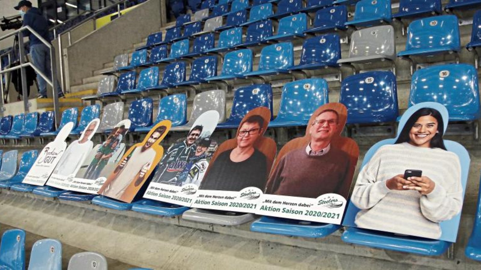 Die ersten Fans aus Pappe haben am Sonntagabend beim Heimspiel gegen Frankfurt auf der Tribüne der Ege-Trans-Arena Platz genommen.  Foto: Avanti