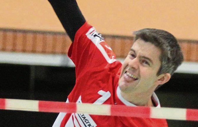 Kolja Meyer und die Faustballer des TV Vaihingen wollen in Offenburg die minimale Chance auf die DM-Qualifikation ergreifen. Foto: Nachreiner