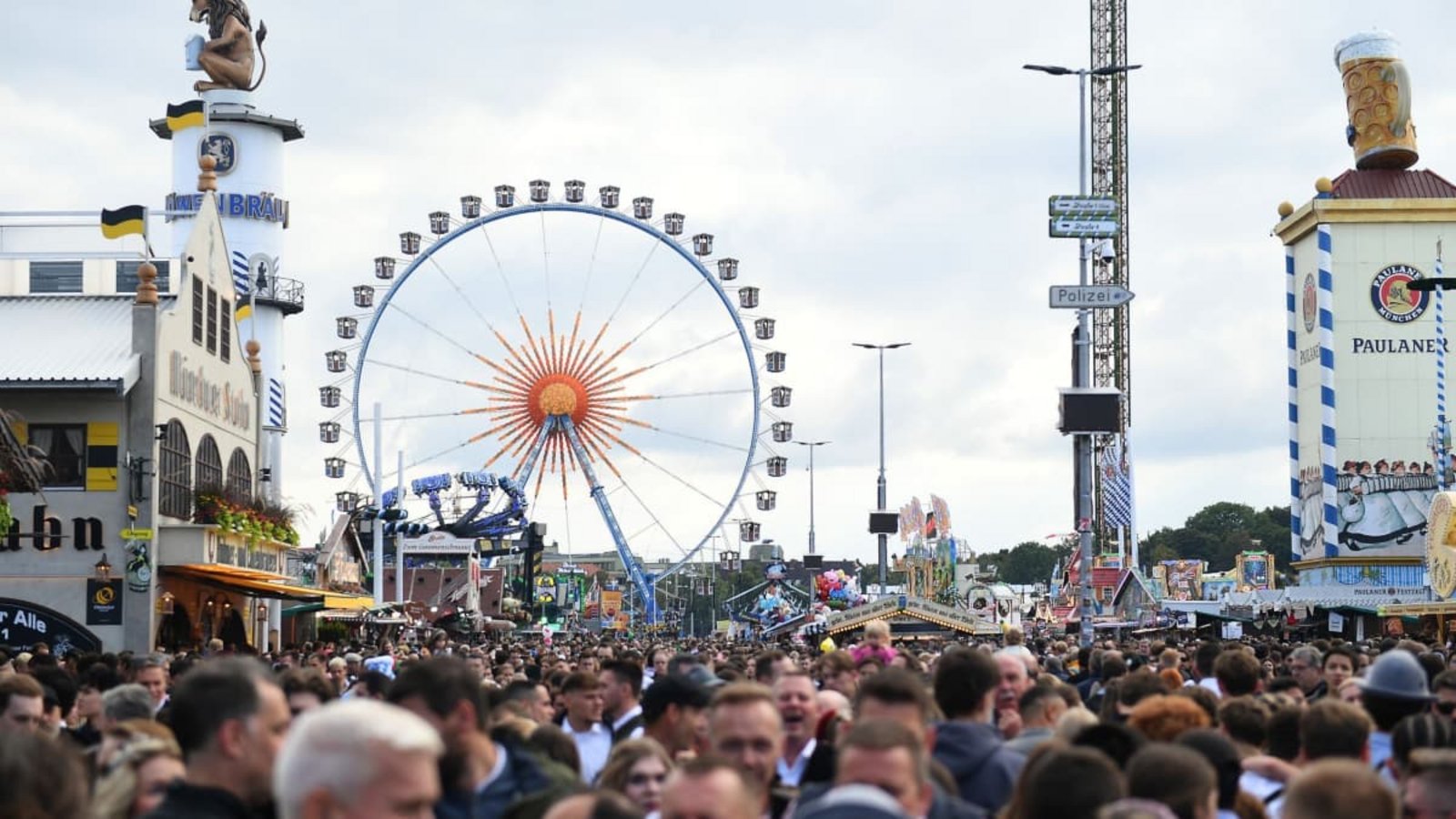 Unzählige Besucher drängen sich auf dem Oktoberfest vor dem Riesenrad.Felix Hörhager/dpa Unzählige Besucher drängen sich auf dem Oktoberfest vor dem Riesenrad.Felix Hörhager/dpa