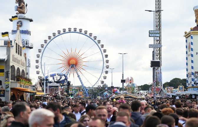 Unzählige Besucher drängen sich auf dem Oktoberfest vor dem Riesenrad.<span class='image-autor'>Felix Hörhager/dpa</span>