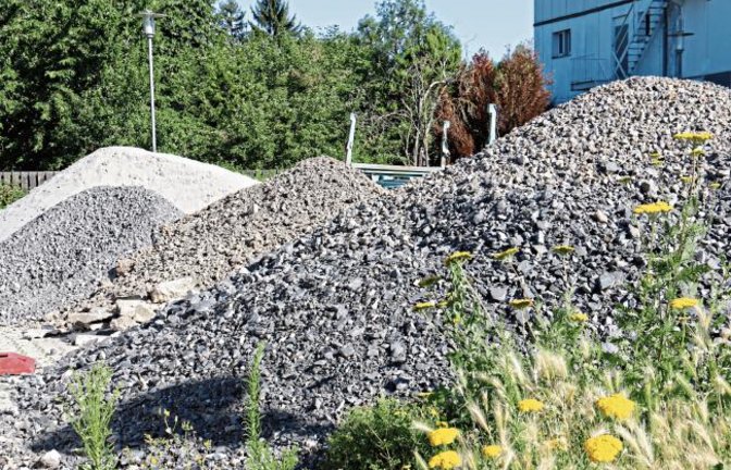 Vaihinger Bergwelt in Form von Baumaterial auf dem Köpfwiesen-Parkplatz. Foto: Rücker