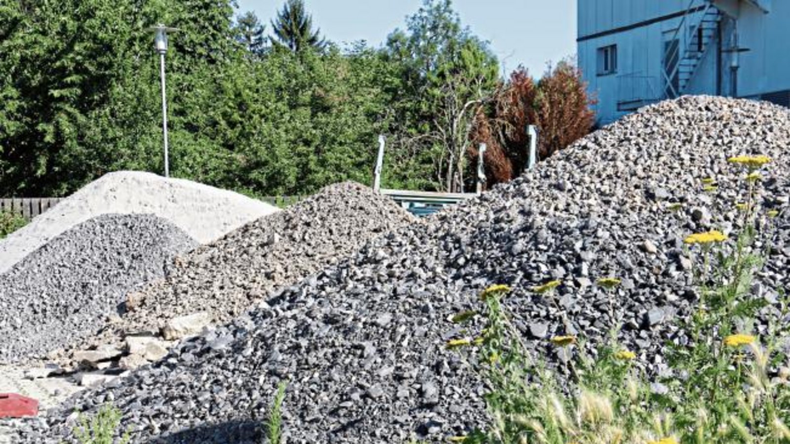 Vaihinger Bergwelt in Form von Baumaterial auf dem Köpfwiesen-Parkplatz. Foto: Rücker