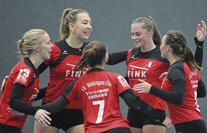 Eine eingeschworene Truppe: die TVV-Faustballerinnen Natalie Lochmahr, Merle Bremer, Eva Winkler, Ricarda Stübbe sowie Lea Schmidt (von links) Foto: Nachreiner