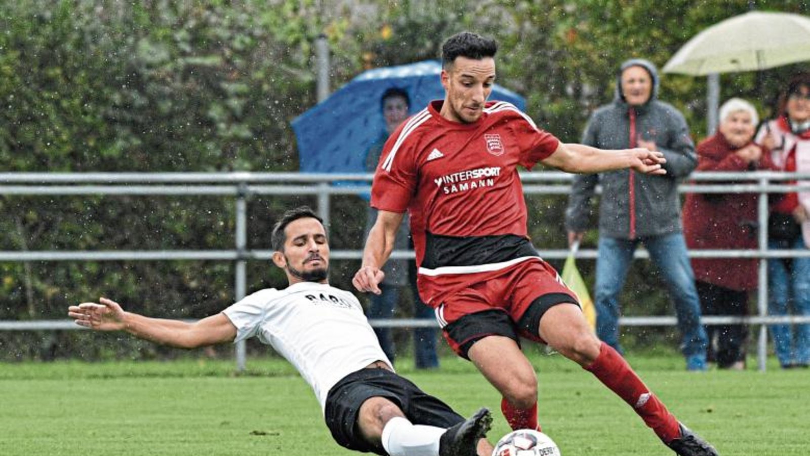 Tomas Karabas (links) hat mit dem TSV Enzweihingen am Sonntag ein hartes Stück Arbeit vor sich, wenn es auf heimischem Platz gegen den SV Sternenfels geht. Foto: Leitner Tomas Karabas (links) hat mit dem TSV Enzweihingen am Sonntag ein hartes Stück Arbeit vor sich, wenn es auf heimischem Platz gegen den SV Sternenfels geht. Foto: Leitner