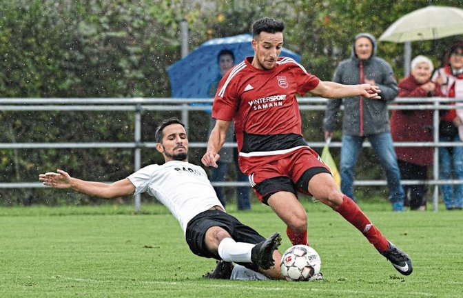 Tomas Karabas (links) hat mit dem TSV Enzweihingen am Sonntag ein hartes Stück Arbeit vor sich, wenn es auf heimischem Platz gegen den SV Sternenfels geht. Foto: Leitner