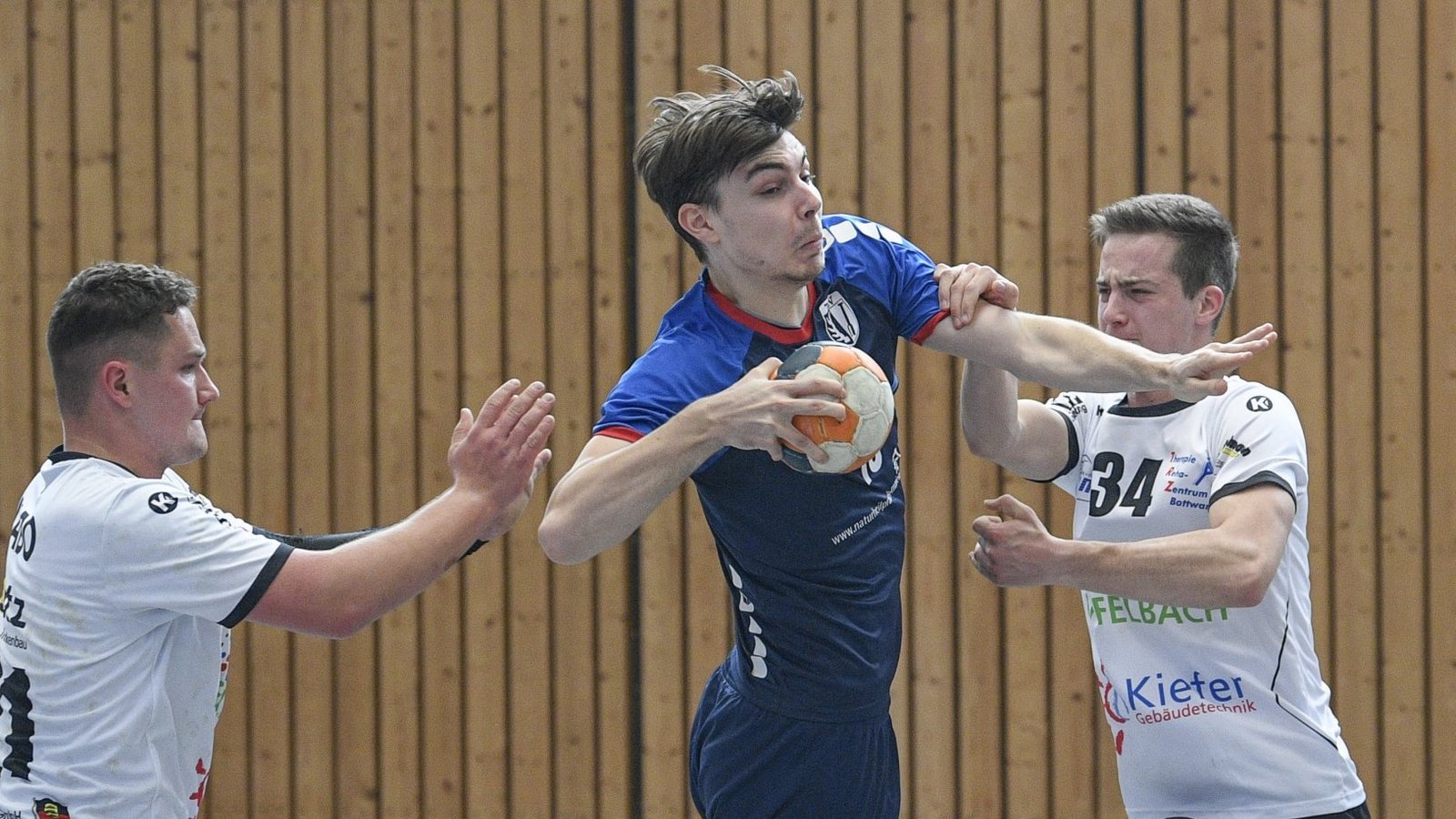 Durchsetzungstark präsentieren sich Oberriexingen und Lukas Stefani (Mitte). Foto: Archiv/Leitner