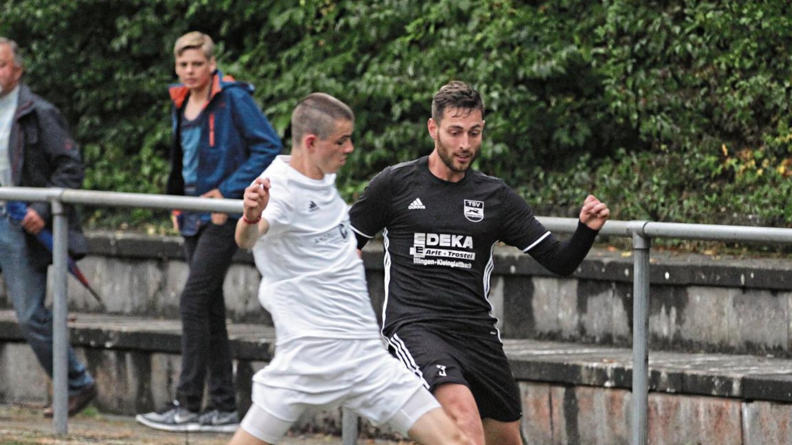 Für den TSV Kleinglattbach mit Johannes Gutjahr (rechts) läuft es bis jetzt gut. Am Sonntag steht das Derby gegen den SV Illingen an. Foto: Nachreiner Für den TSV Kleinglattbach mit Johannes Gutjahr (rechts) läuft es bis jetzt gut. Am Sonntag steht das Derby gegen den SV Illingen an. Foto: Nachreiner