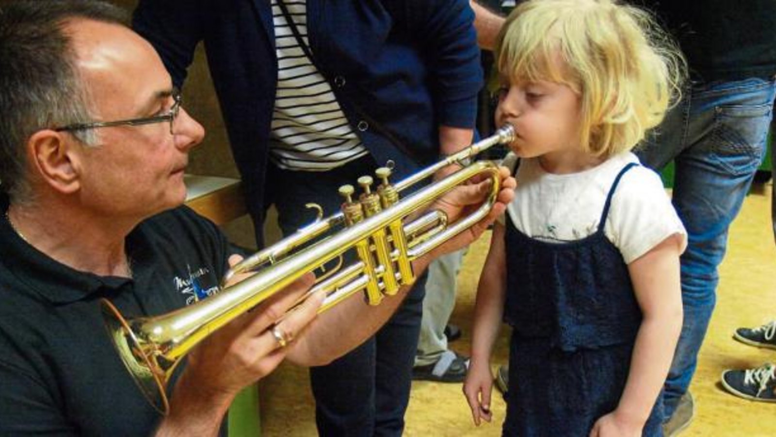 Feste Pusten unter der Anleitung aktiver Spieler des großen Blasorchesters. Foto: Filitz Feste Pusten unter der Anleitung aktiver Spieler des großen Blasorchesters. Foto: Filitz