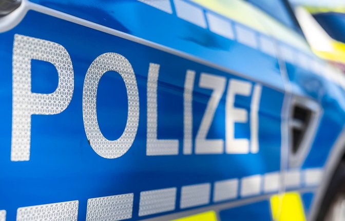 Die Polizei hat nach ersten Ermittlungen den Sohn des 49-Jährigen festgenommen. (Symbolbild)<span class='image-autor'>David Inderlied/dpa</span>