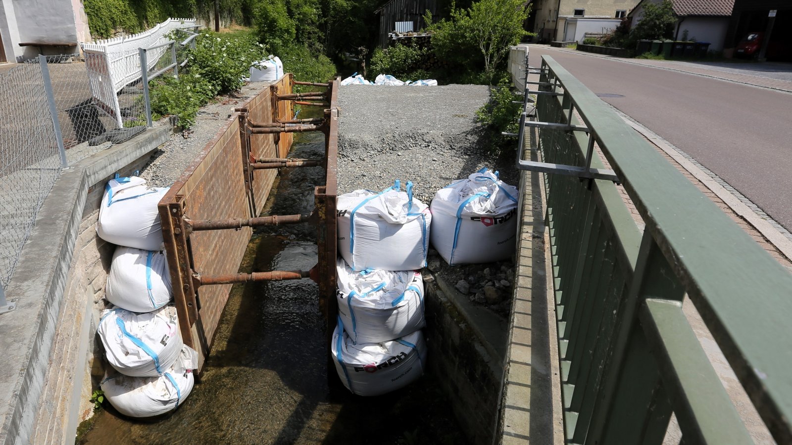 Schotter, Big Bags und Wände sichern das Bett des Glattbachs, wo eine Trockenmauer einzustürzen droht. Foto: Küppers