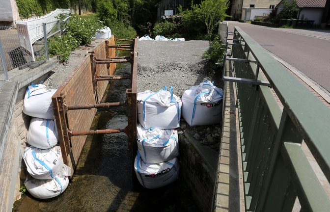 Schotter, Big Bags und Wände sichern das Bett des Glattbachs, wo eine Trockenmauer einzustürzen droht. <span class='image-autor'>Foto: Küppers</span>