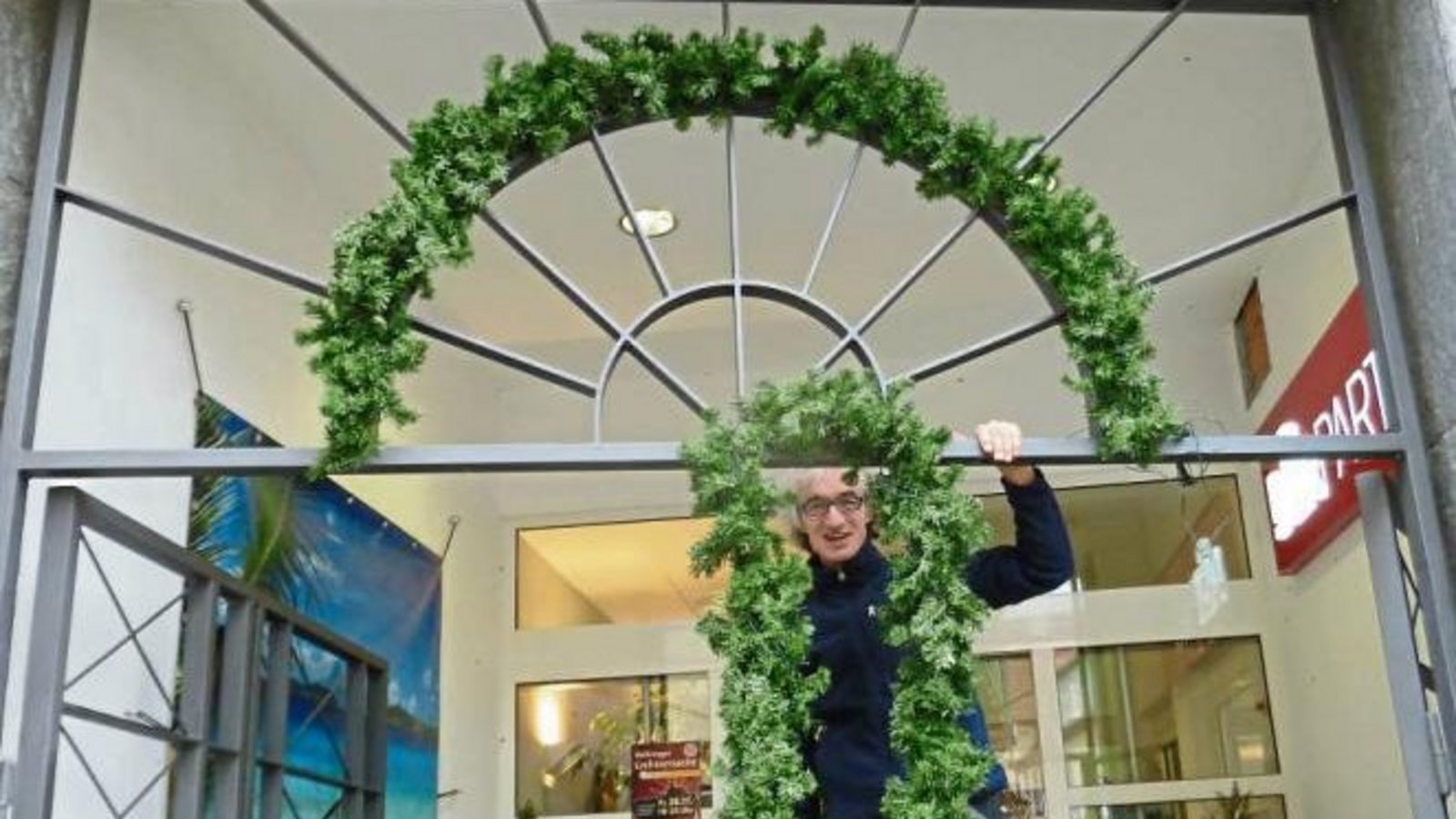 Bei der VKZ sorgt Michael Weber für weihnachtlichen Glanz.  Foto: Rücker
