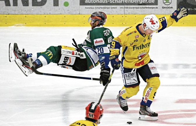 Unsanfte Landung: Yannick Wenzel und die Bietigheim Steelers verloren gegen Kale Kerbashian und die Lausitzer Füchse deutlich mit 0:6. Foto: Archiv/Baumann
