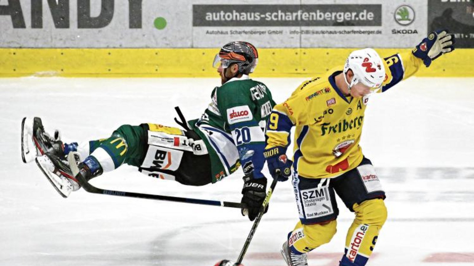 Unsanfte Landung: Yannick Wenzel und die Bietigheim Steelers verloren gegen Kale Kerbashian und die Lausitzer Füchse deutlich mit 0:6. Foto: Archiv/Baumann