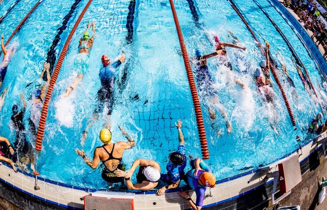 Volles Becken beim Esslinger Insel – Swim &amp; Run: Während einige Athleten bereits auf der Strecke sind, starten andere gerade ins Rennen.<span class='image-autor'>Benjamin Lau</span>