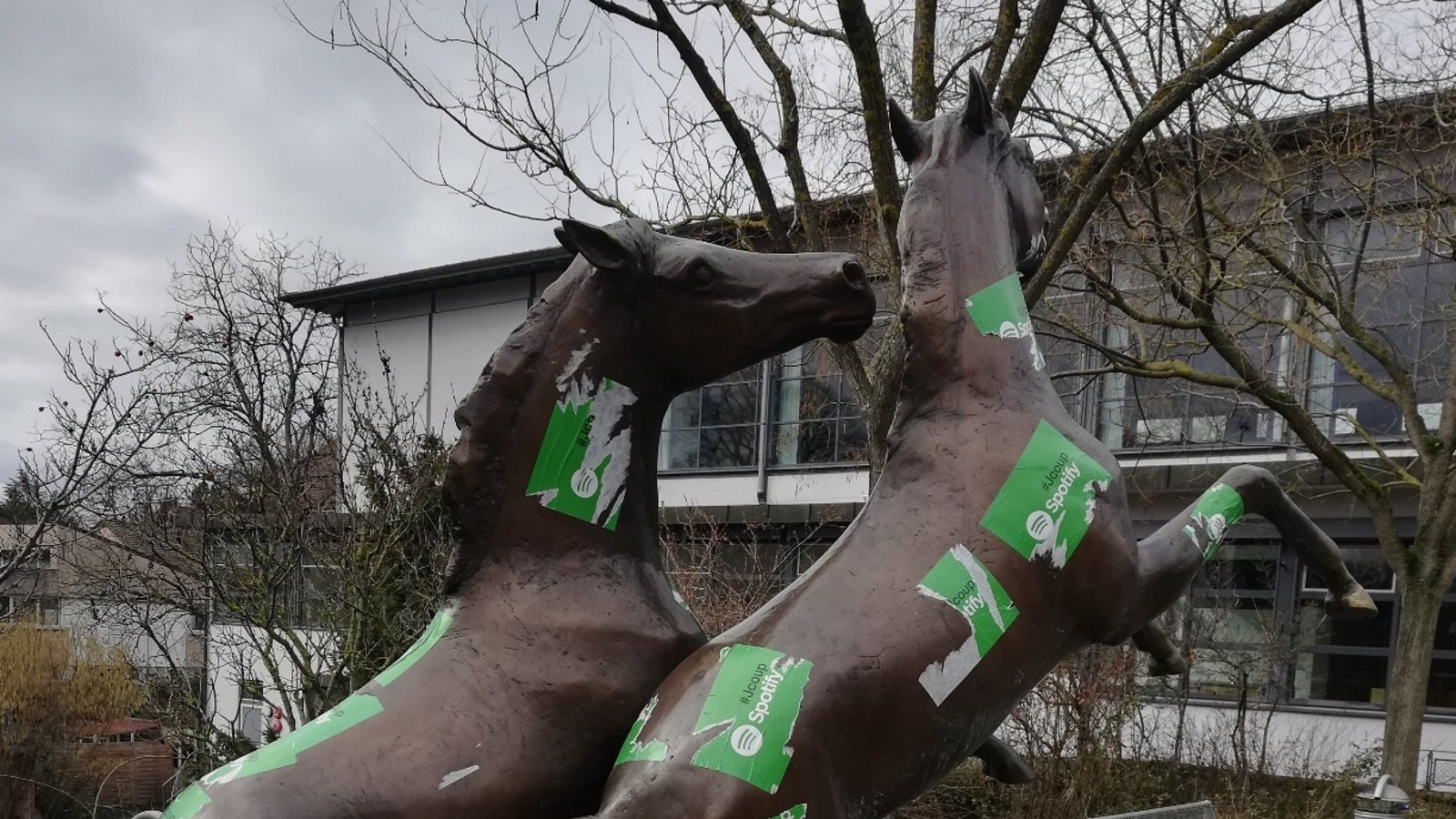 Da hatte wieder jemand nur Unsinn im Kopf: verunstaltete Pferdeskulptur vor der Vaihinger Stadthalle. Sie war 2004 eine Spende des Jauneriger Heimatbundes. Geschaffen von Ingo Koblischek.  Foto: Arning