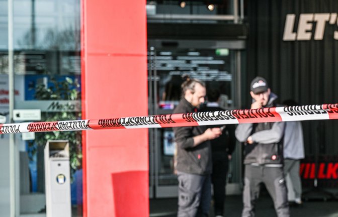 Der abgesperrte Tatort am Mittwochnachmittag.<span class='image-autor'>Foto: Jason Tschepljakow/dpa</span>