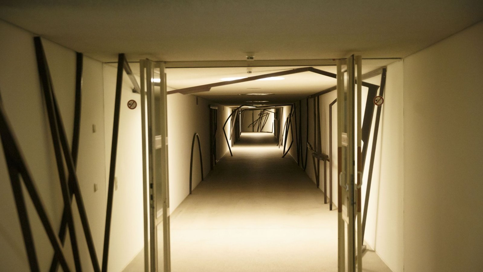 Durch diesen Tunnel geht es ins Parlament.Foto: Lichtgut