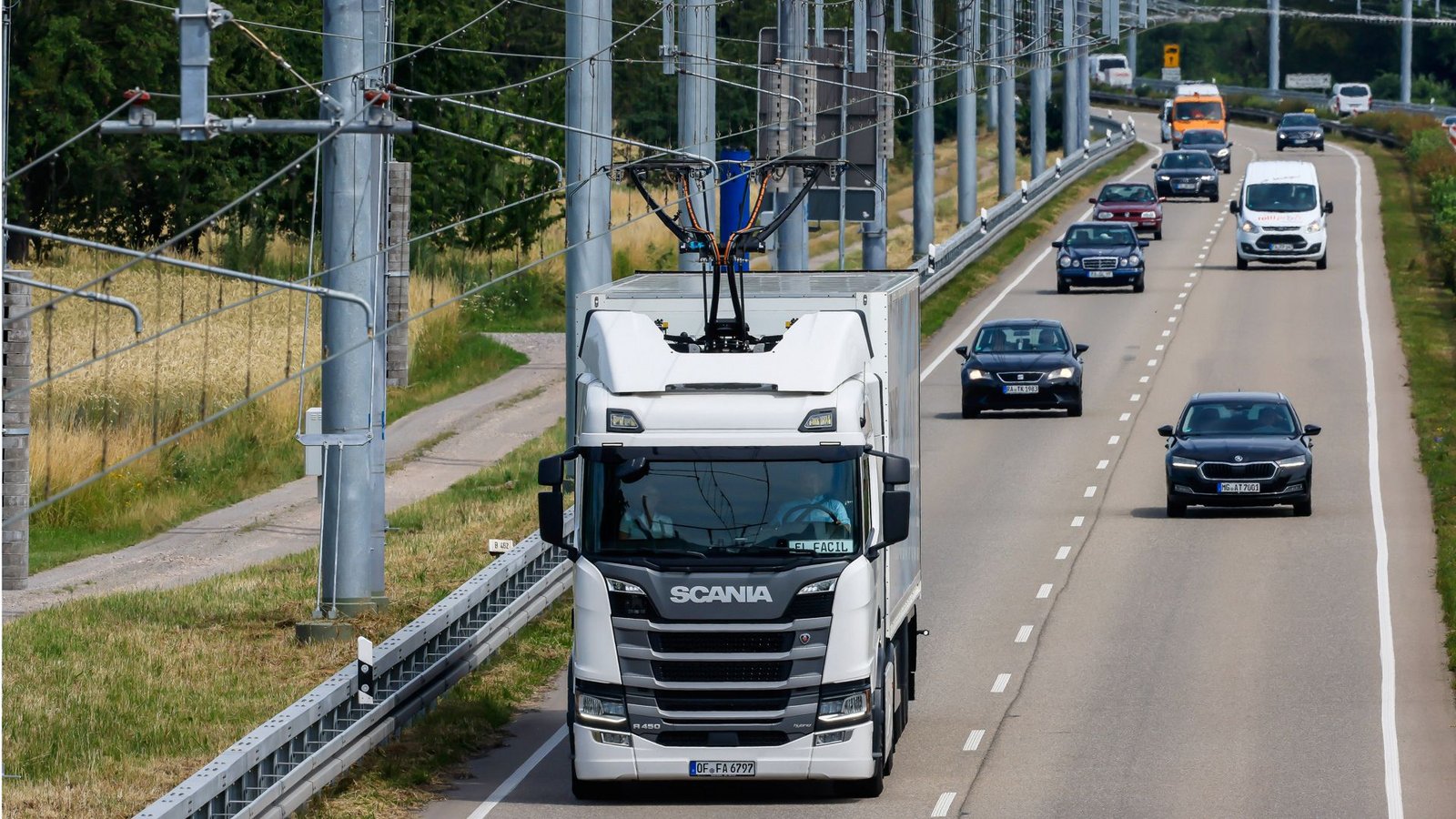 Erst seit dem Sommer fahren die Oberleitungslastzüge stabil durchs Murgtal.Foto: imago//rnulf Hettrich