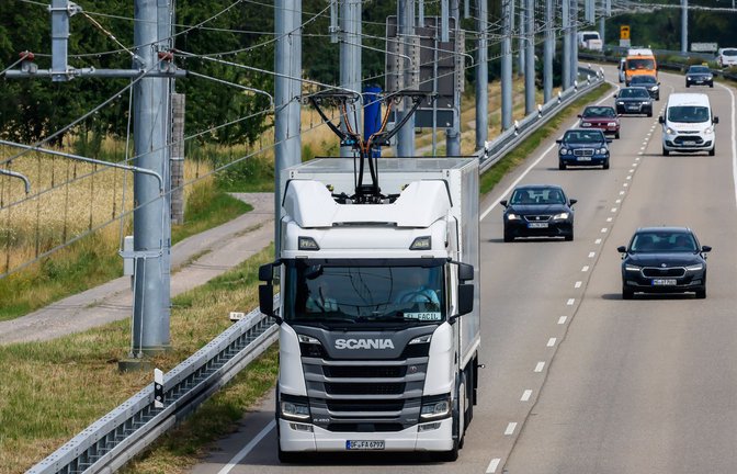 Erst seit dem Sommer fahren die Oberleitungslastzüge stabil durchs Murgtal.<span class='image-autor'>Foto: imago//rnulf Hettrich</span>